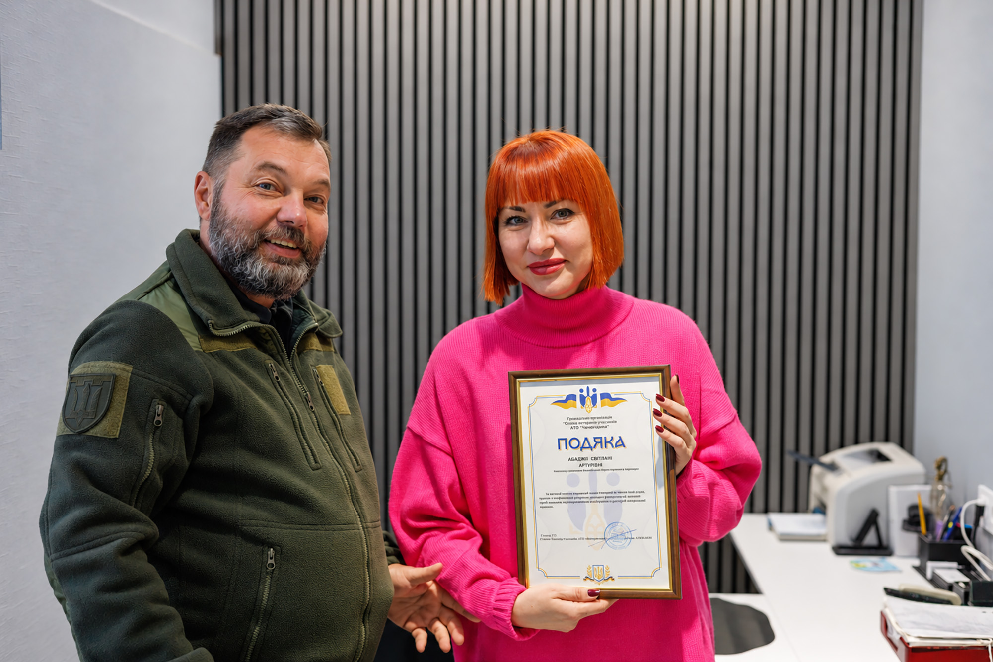 Світлана Абаджи під час вручення подяки від ветеранської організації