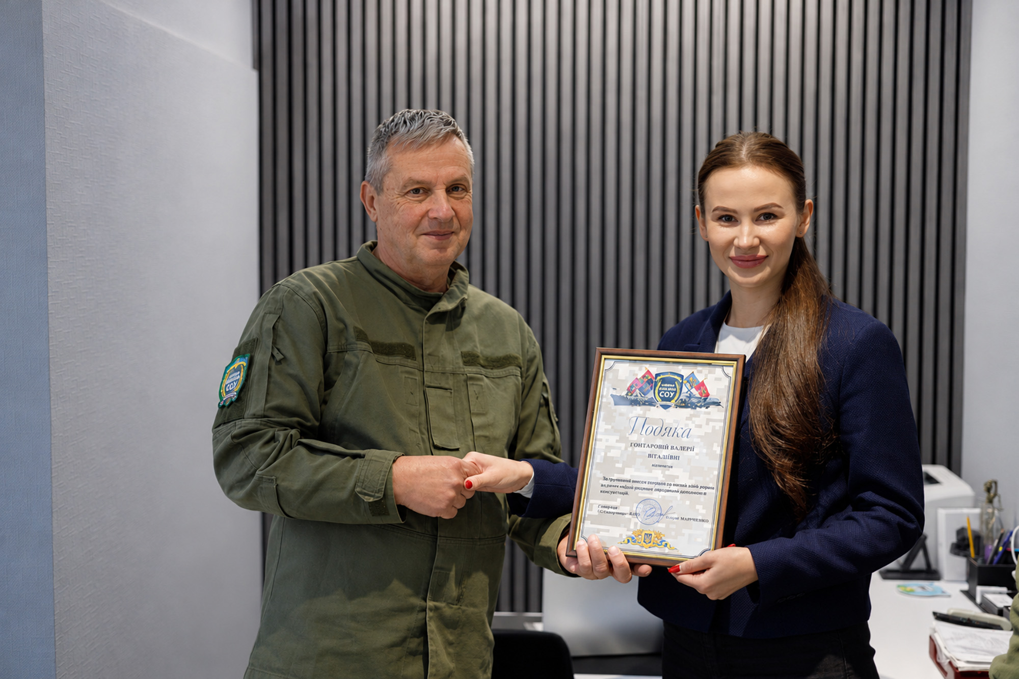 Валерія Гончарова отримує подяку від представника ветеранської організації